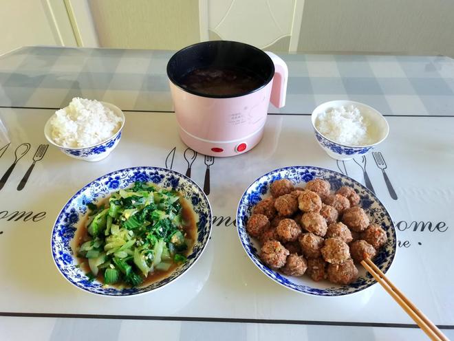 香喷喷的家常午餐,一口一个牛肉丸子,太香了(图1) 家常牛肉莲藕红萝卜丸子做法_银耳百合红枣枸杞汤功效_牛肉菜丸子的做法