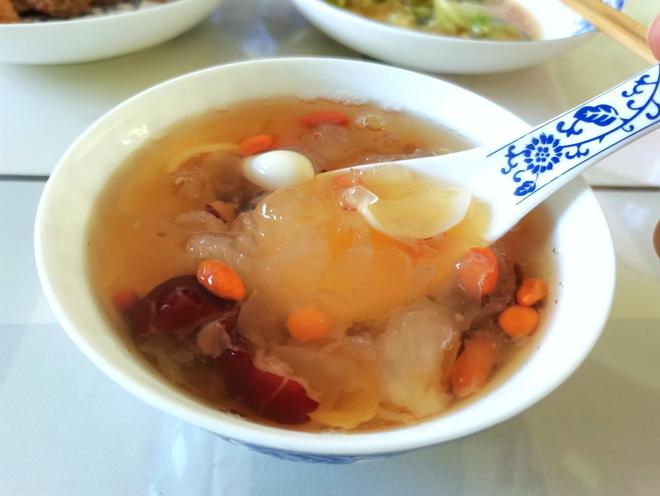 香喷喷的家常午餐,一口一个牛肉丸子,太香了(图2) 牛肉菜丸子的做法_银耳百合红枣枸杞汤功效_家常牛肉莲藕红萝卜丸子做法