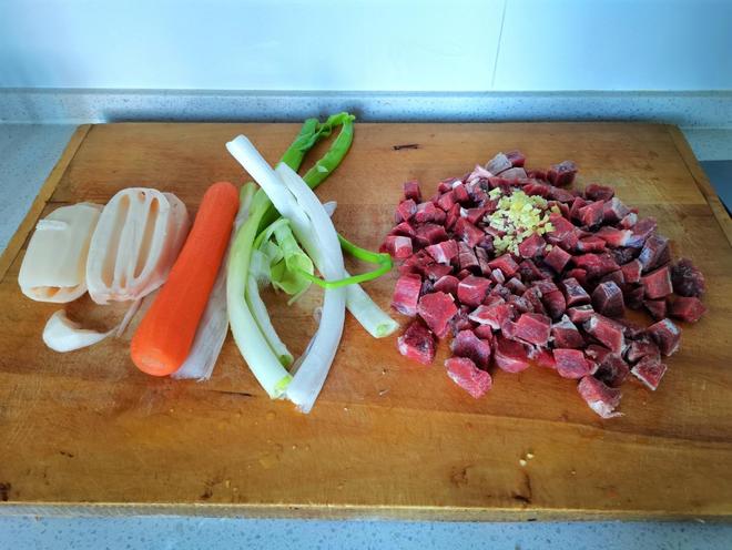 香喷喷的家常午餐,一口一个牛肉丸子,太香了(图4) 家常牛肉莲藕红萝卜丸子做法_牛肉菜丸子的做法_银耳百合红枣枸杞汤功效