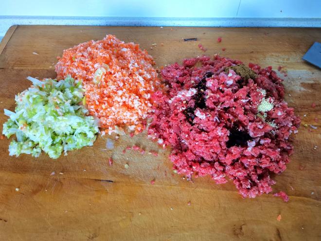 香喷喷的家常午餐,一口一个牛肉丸子,太香了(图5) 家常牛肉莲藕红萝卜丸子做法_牛肉菜丸子的做法_银耳百合红枣枸杞汤功效