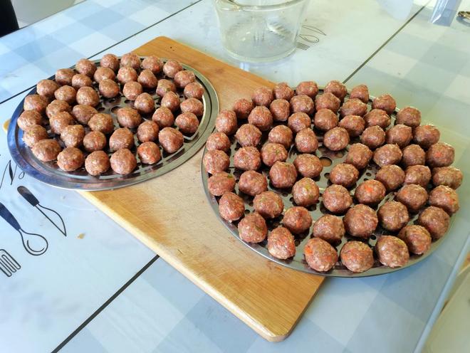 香喷喷的家常午餐,一口一个牛肉丸子,太香了(图7) 牛肉菜丸子的做法_家常牛肉莲藕红萝卜丸子做法_银耳百合红枣枸杞汤功效