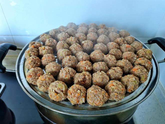 香喷喷的家常午餐,一口一个牛肉丸子,太香了(图8) 银耳百合红枣枸杞汤功效_家常牛肉莲藕红萝卜丸子做法_牛肉菜丸子的做法