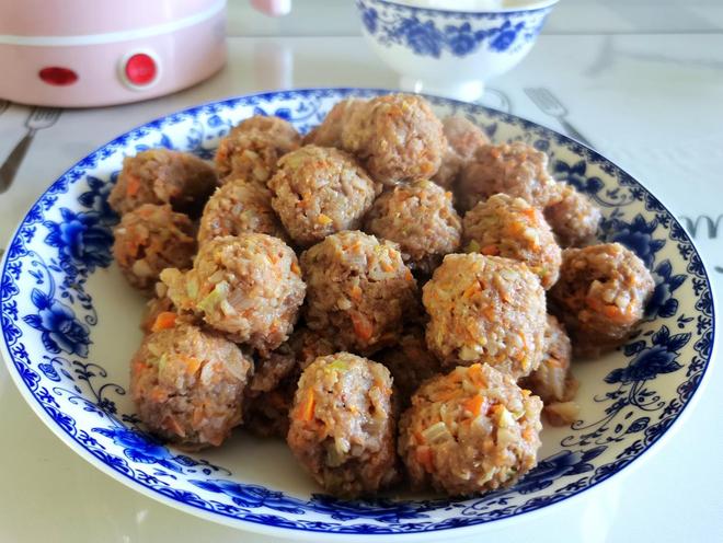 香喷喷的家常午餐,一口一个牛肉丸子,太香了(图9) 银耳百合红枣枸杞汤功效_家常牛肉莲藕红萝卜丸子做法_牛肉菜丸子的做法
