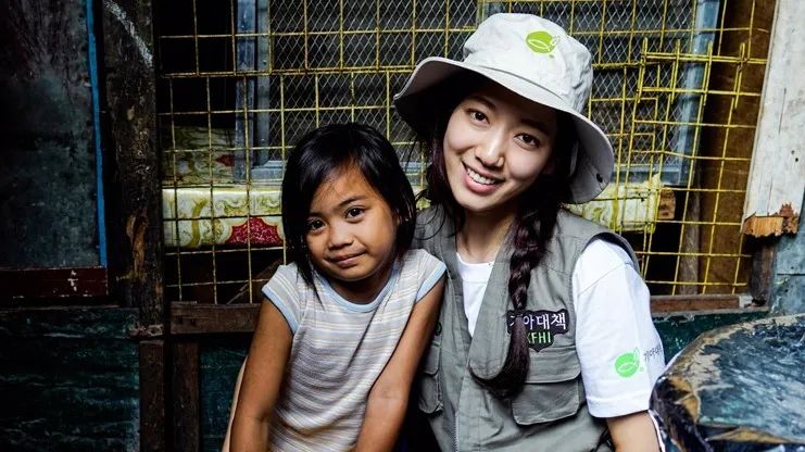 承包了韩剧女主角的“男神收割机”,朴信惠结婚了(图15) 朴信惠龙俊亨怎么认识_朴信惠崔泰俊婚礼细节_韩剧女主角朴信惠婚礼现场布置