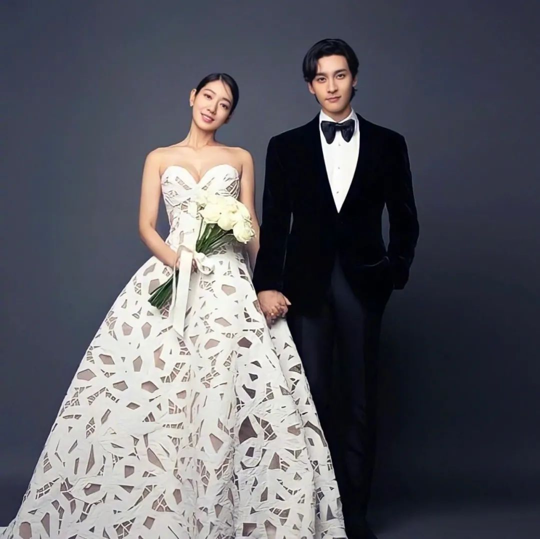 承包了韩剧女主角的“男神收割机”,朴信惠结婚了(图3) 朴信惠龙俊亨怎么认识_朴信惠崔泰俊婚礼细节_韩剧女主角朴信惠婚礼现场布置