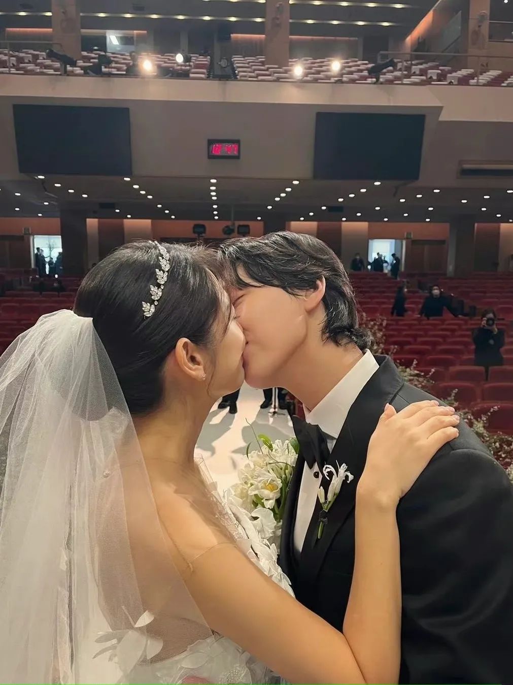 承包了韩剧女主角的“男神收割机”,朴信惠结婚了(图8) 朴信惠崔泰俊婚礼细节_韩剧女主角朴信惠婚礼现场布置_朴信惠龙俊亨怎么认识