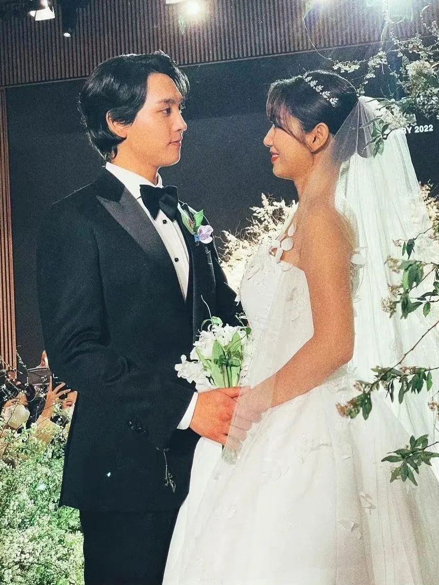 承包了韩剧女主角的“男神收割机”,朴信惠结婚了(图9) 韩剧女主角朴信惠婚礼现场布置_朴信惠龙俊亨怎么认识_朴信惠崔泰俊婚礼细节