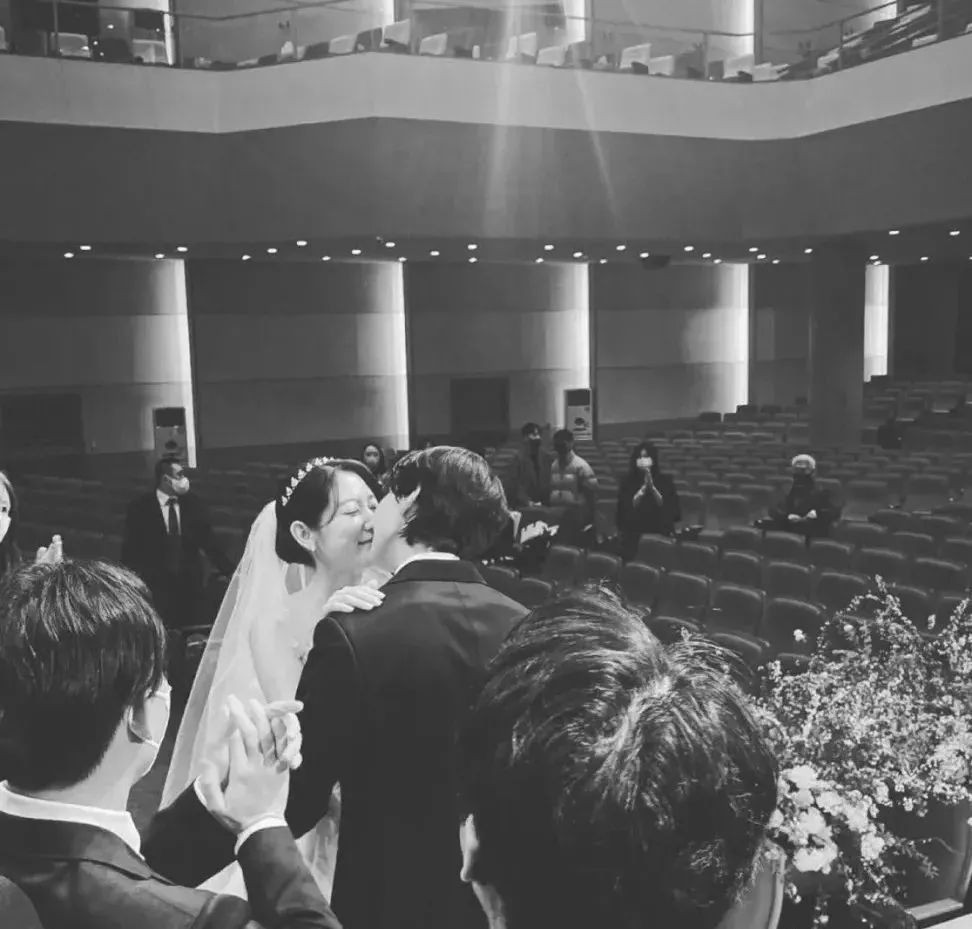 承包了韩剧女主角的“男神收割机”,朴信惠结婚了(图10) 朴信惠崔泰俊婚礼细节_韩剧女主角朴信惠婚礼现场布置_朴信惠龙俊亨怎么认识