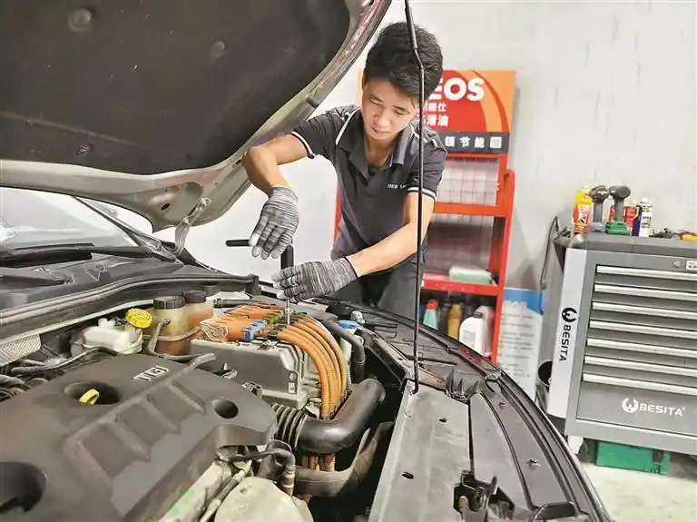 月薪过万难招一名汽修工 新能源车4S店四处网罗“三电”熟手师傅(图1) 修车师傅一般工资多少_深圳新能源车维修师傅短缺_新能源汽车维修难