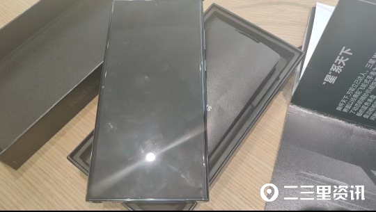 女子万元购买三星手机,使用第二天出现死机、白屏等问题(图1) 购买三星手机第二天故障 商洛万达购物广场手机质量问题协商退款_三星客服售后维修中心