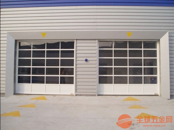 1.门板的铝合金框架开有窗格,在窗格内镶嵌透光而不透明的PC板,强度足以保证(图2) 供应杭州宝利德汽车4S店车库门