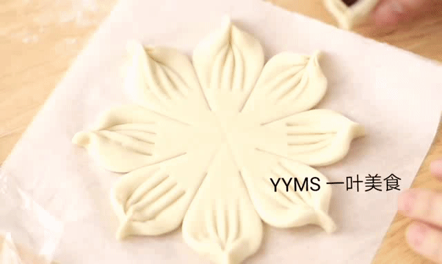 年夜饭花样面食,枣花馍寓意好,做法简单,松软光滑白净红枣馒头(图13) 花样面食做法_枣花馍红枣馒头制作方法_枣山馍寓意象征