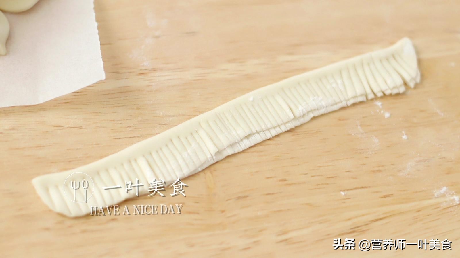 年夜饭花样面食,枣花馍寓意好,做法简单,松软光滑白净红枣馒头(图15) 花样面食做法_枣花馍红枣馒头制作方法_枣山馍寓意象征