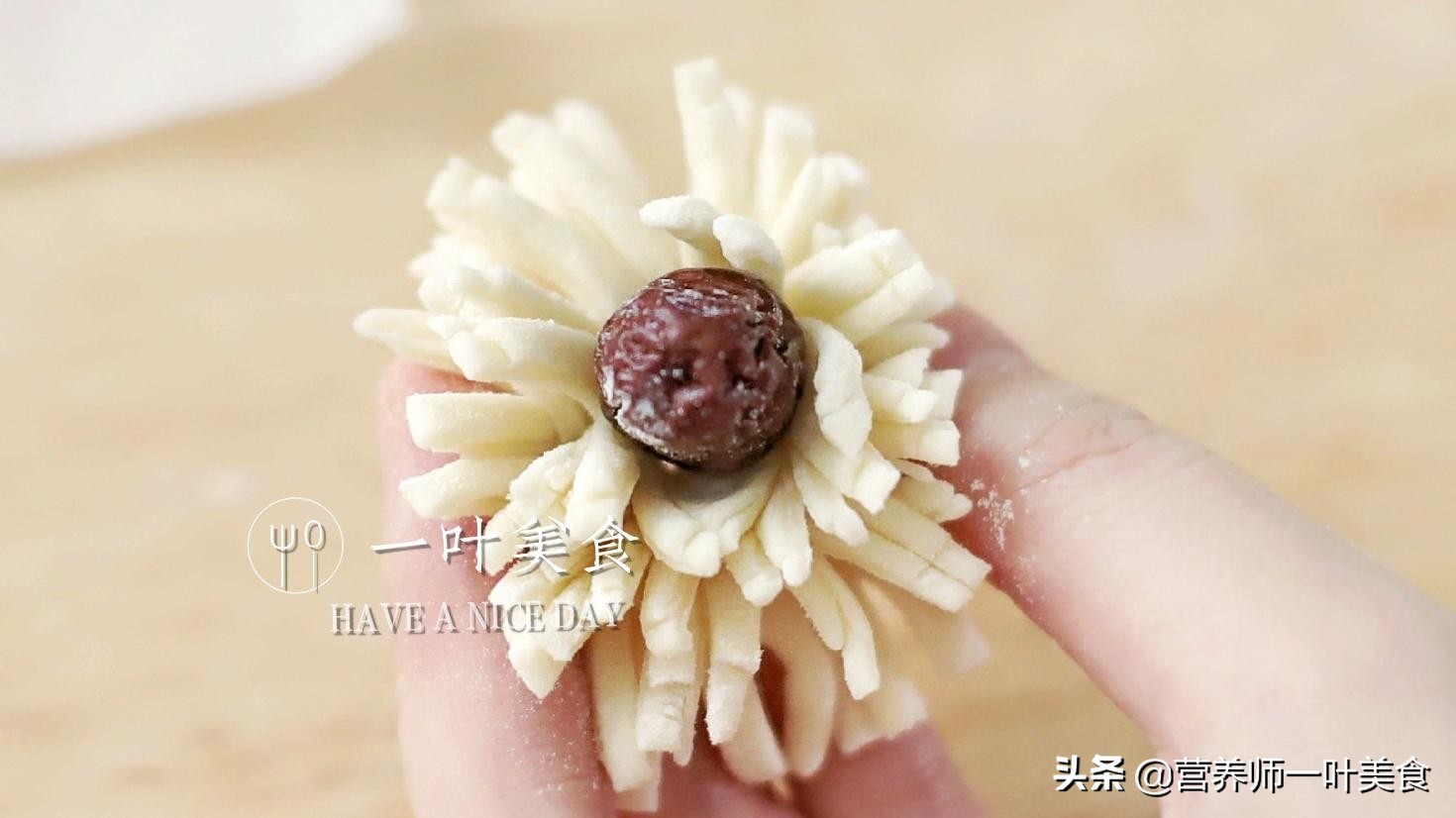 年夜饭花样面食,枣花馍寓意好,做法简单,松软光滑白净红枣馒头(图16) 枣花馍红枣馒头制作方法_花样面食做法_枣山馍寓意象征