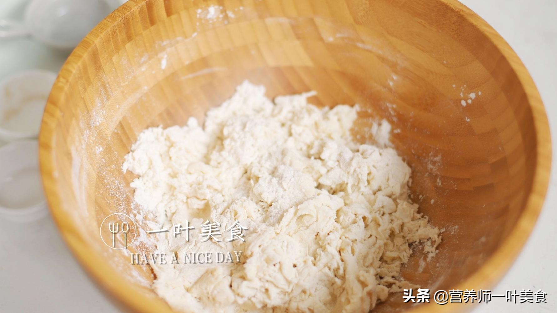 年夜饭花样面食,枣花馍寓意好,做法简单,松软光滑白净红枣馒头(图4) 枣花馍红枣馒头制作方法_枣山馍寓意象征_花样面食做法