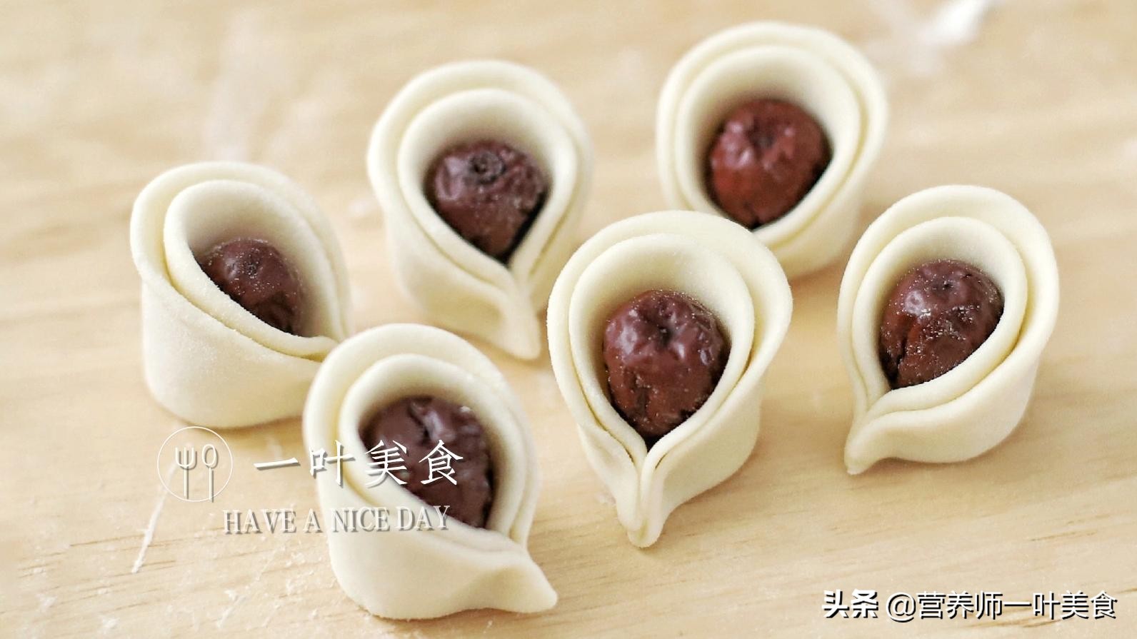 年夜饭花样面食,枣花馍寓意好,做法简单,松软光滑白净红枣馒头(图8) 枣山馍寓意象征_花样面食做法_枣花馍红枣馒头制作方法