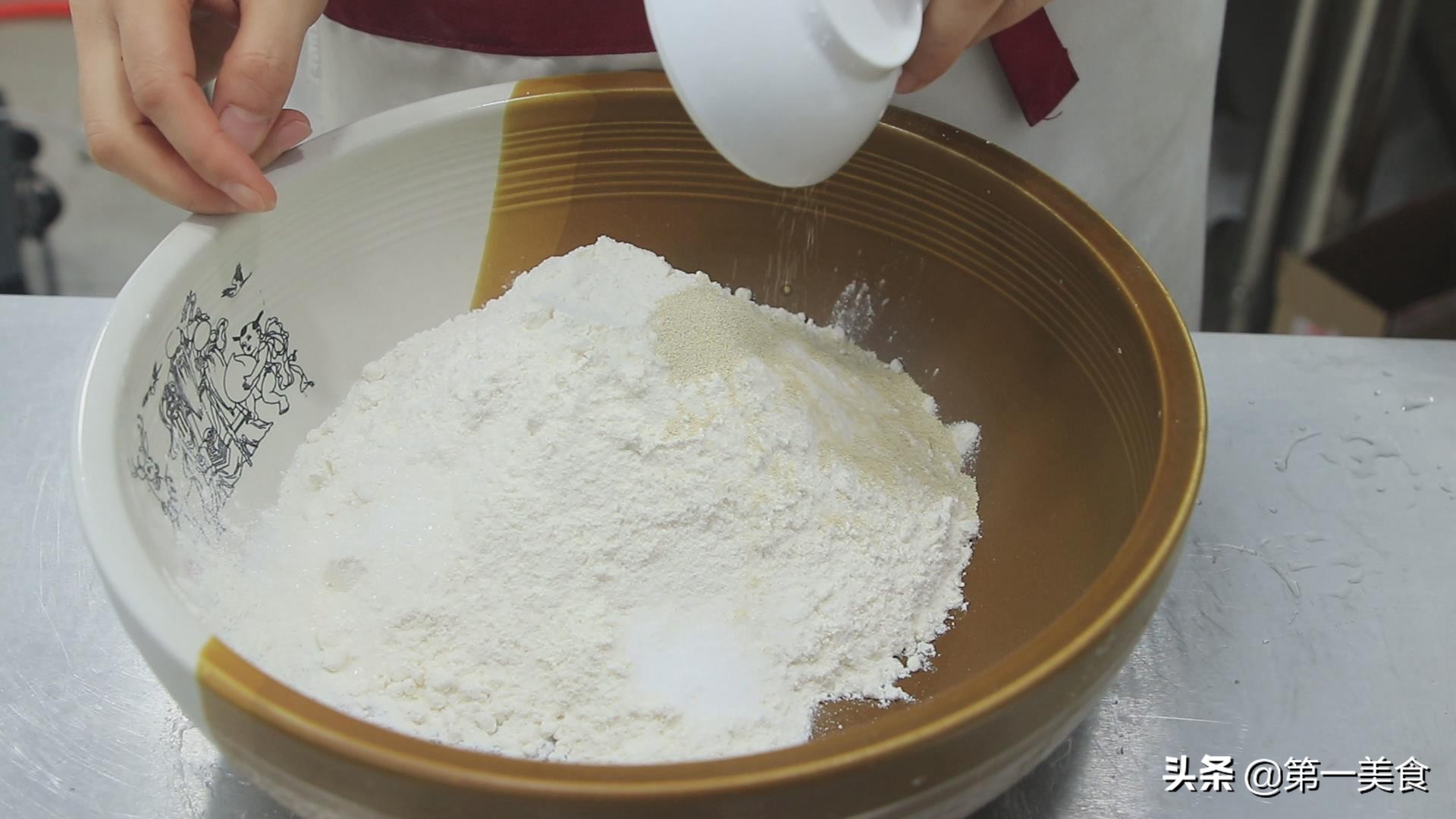 面点师教你做卡通形状包子,掌握这些技巧,花式包子随便在家做(图2) 小猪蹄包做法_花样面食做法_儿童馒头创意形状