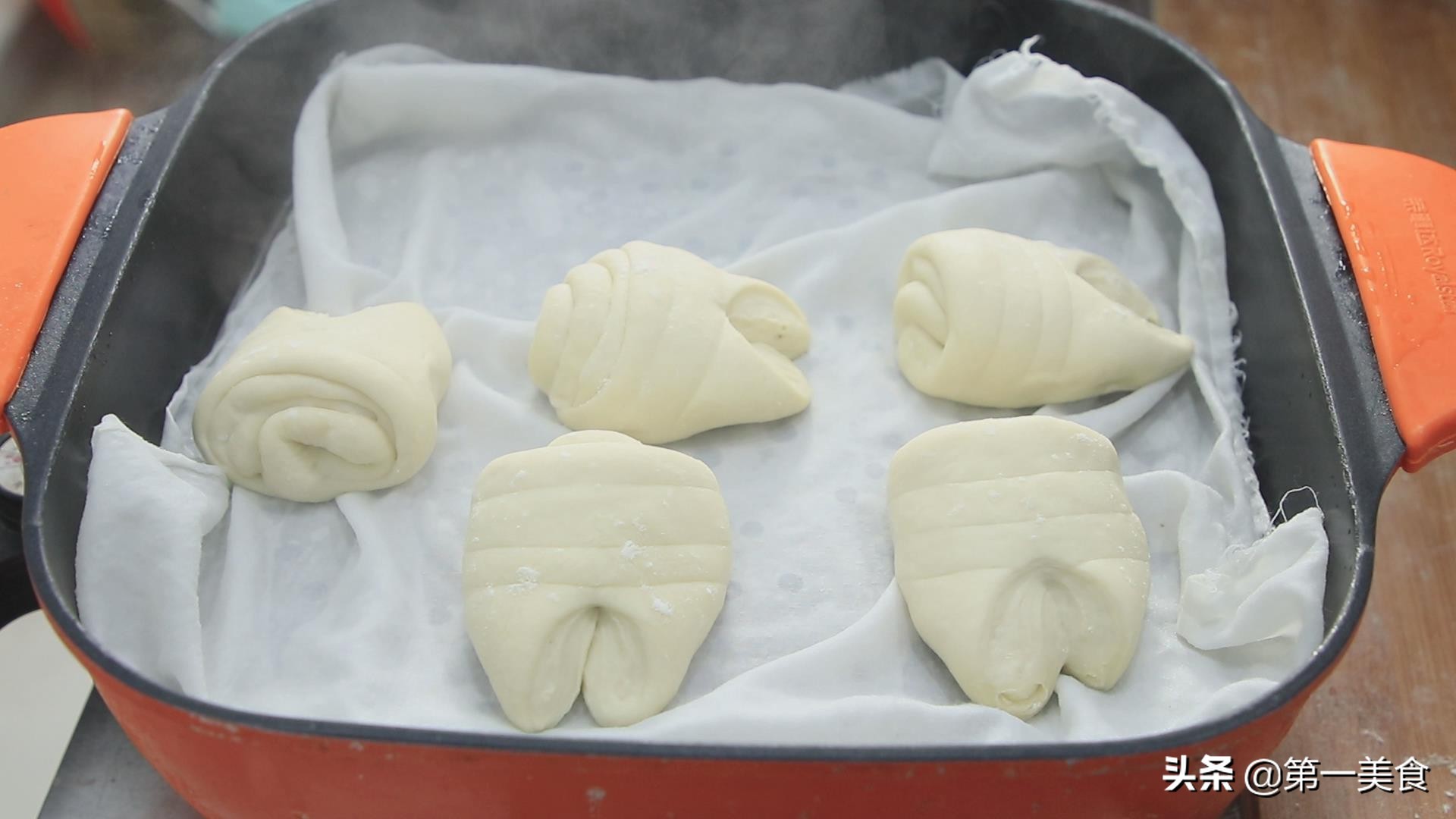 面点师教你做卡通形状包子,掌握这些技巧,花式包子随便在家做(图14) 小猪蹄包做法_儿童馒头创意形状_花样面食做法