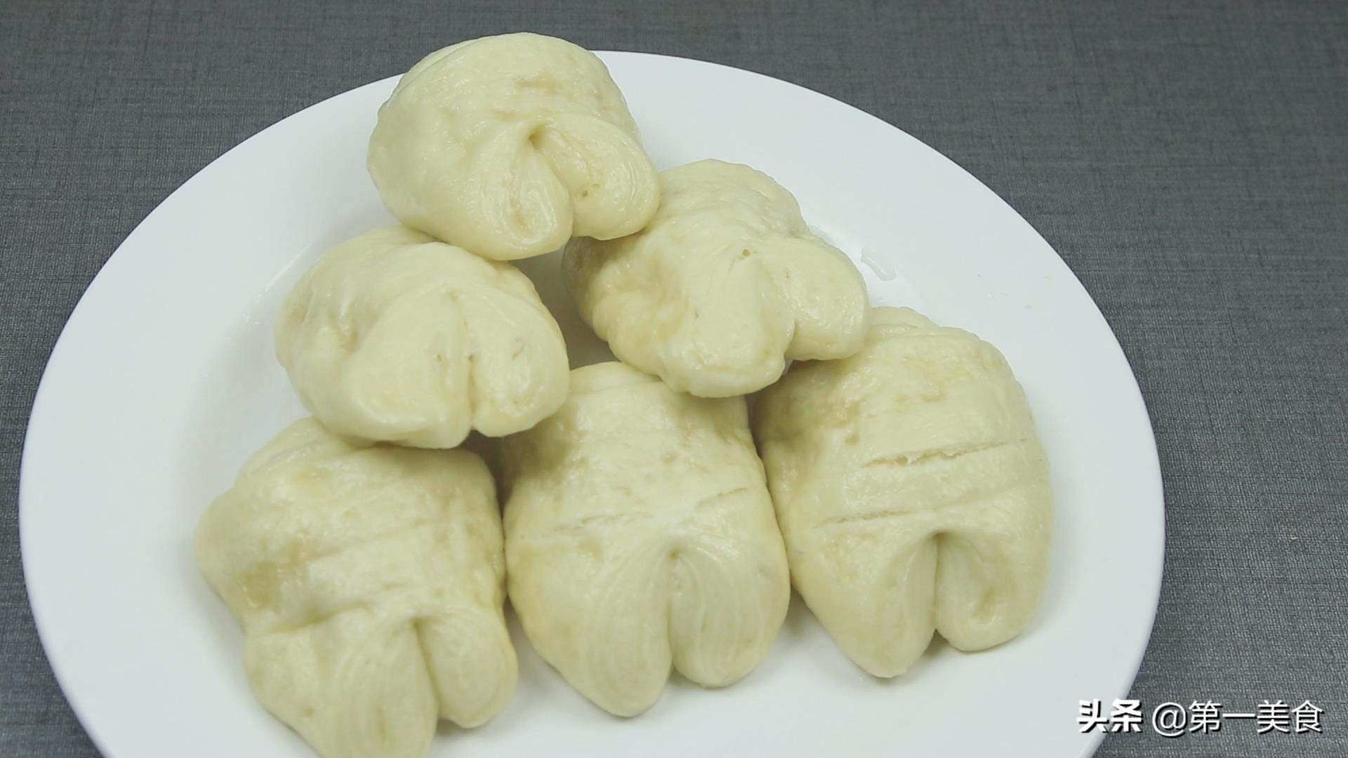 面点师教你做卡通形状包子,掌握这些技巧,花式包子随便在家做(图16) 小猪蹄包做法_花样面食做法_儿童馒头创意形状