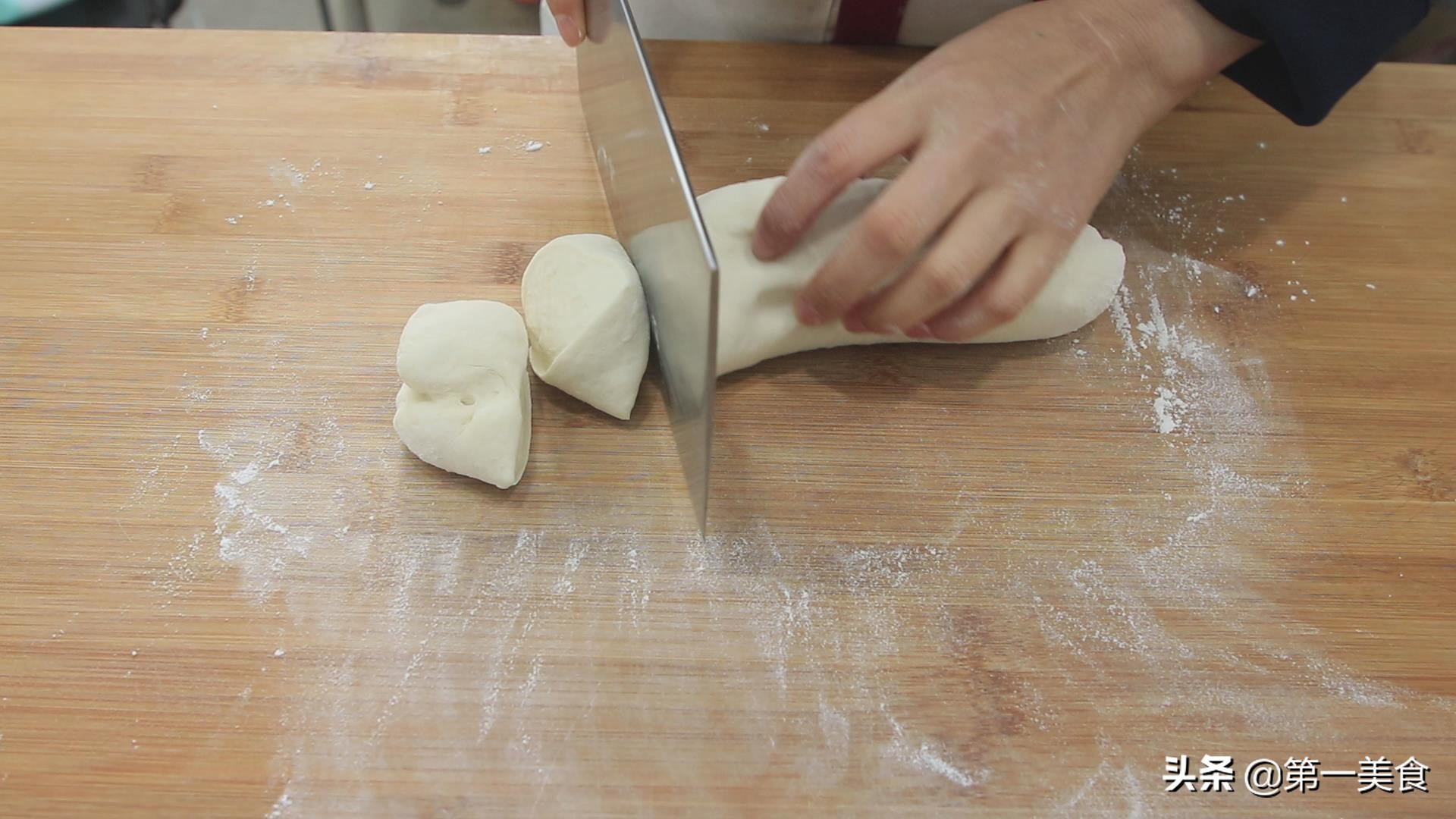 面点师教你做卡通形状包子,掌握这些技巧,花式包子随便在家做(图6) 儿童馒头创意形状_小猪蹄包做法_花样面食做法