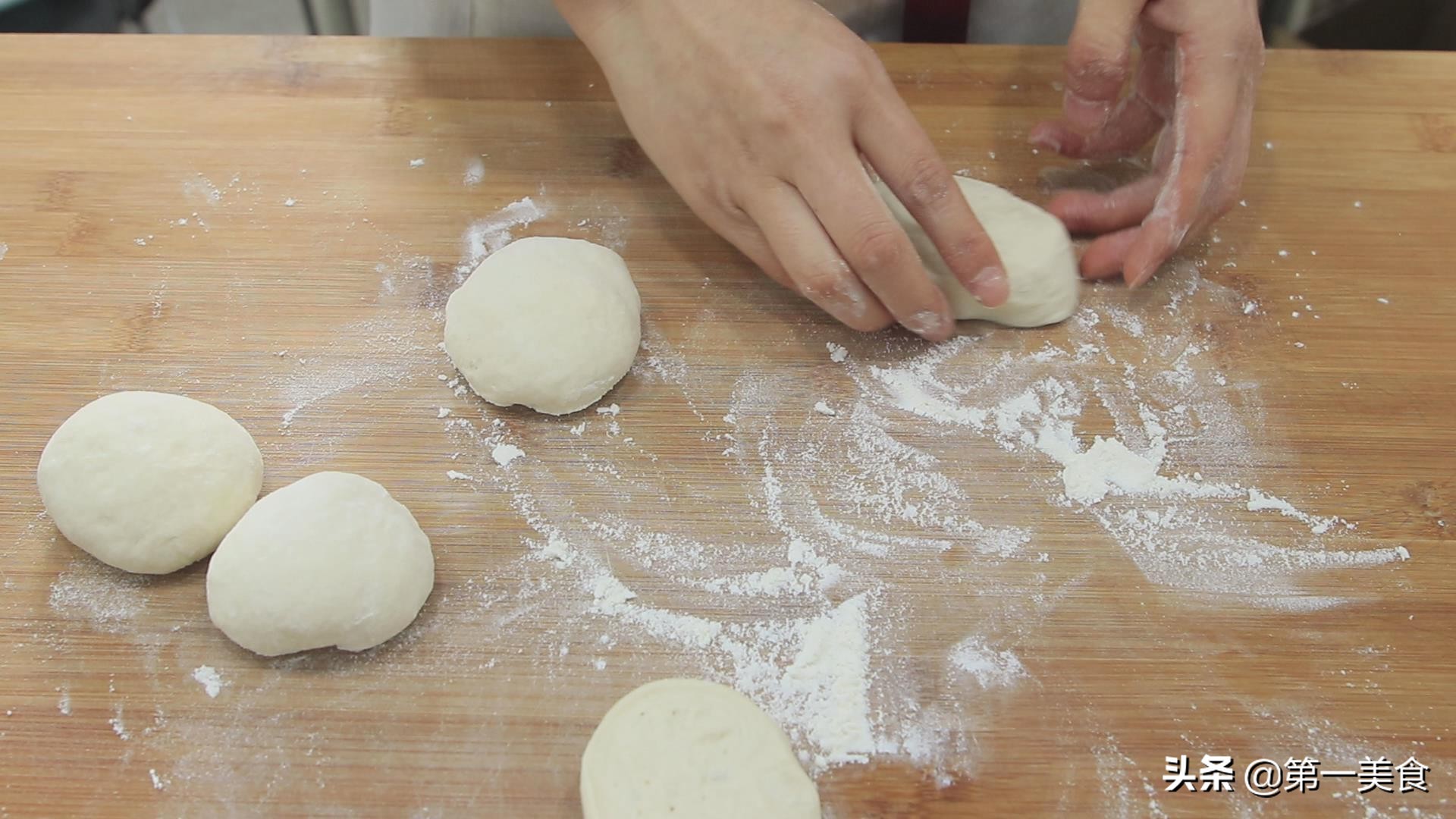 面点师教你做卡通形状包子,掌握这些技巧,花式包子随便在家做(图7) 花样面食做法_小猪蹄包做法_儿童馒头创意形状