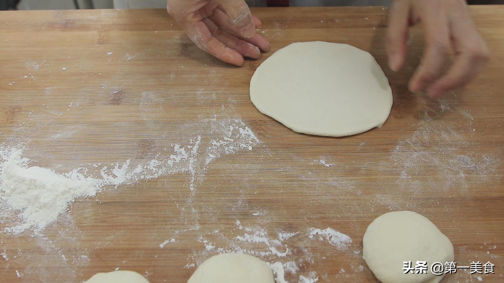 面点师教你做卡通形状包子,掌握这些技巧,花式包子随便在家做(图8) 花样面食做法_儿童馒头创意形状_小猪蹄包做法