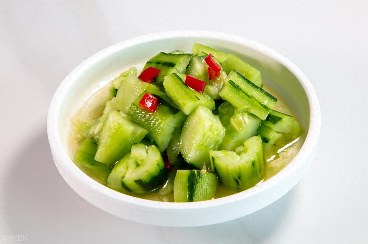 挑战!用 10 元钱做出一桌丰盛美食(图1) 吃货大食堂食材探索_10元10菜谱_10元挑战美食盛宴