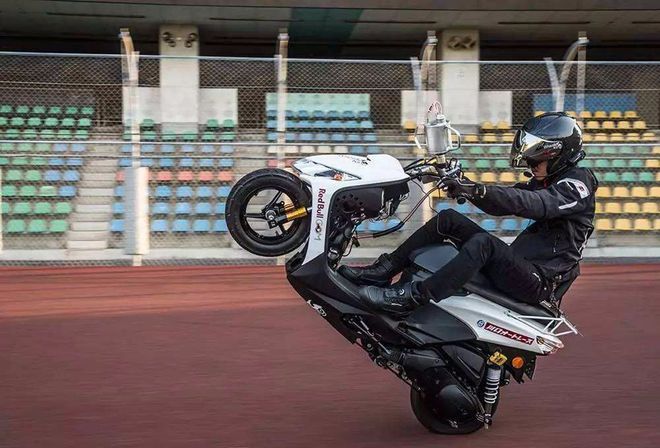 摩托车龙抬头入门教程_轿车翘头的原因_小踏板摩托车翘头技巧