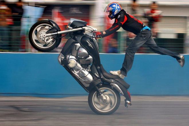 轿车翘头的原因_摩托车龙抬头入门教程_小踏板摩托车翘头技巧