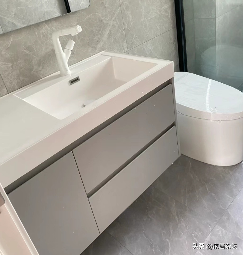 卫生间装修,建议一定做好这7点!家务量“不止减半”还耐用(图12) 卫生间瓷砖用美缝吗_卫生间装修减少家务量_浴室柜吊装设计