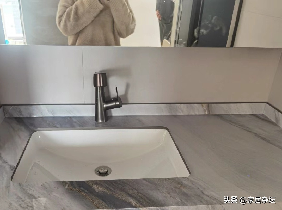 卫生间装修,建议一定做好这7点!家务量“不止减半”还耐用(图14) 卫生间装修减少家务量_卫生间瓷砖用美缝吗_浴室柜吊装设计