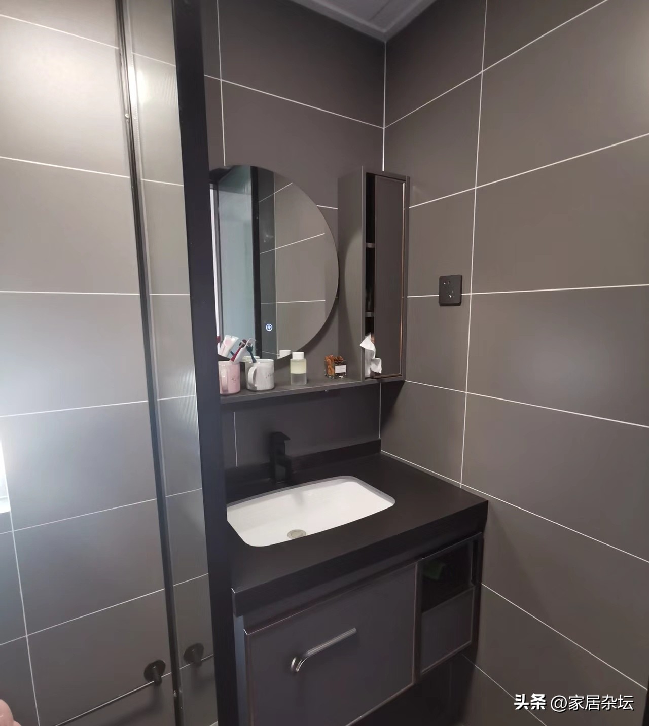 卫生间装修,建议一定做好这7点!家务量“不止减半”还耐用(图18) 卫生间瓷砖用美缝吗_浴室柜吊装设计_卫生间装修减少家务量