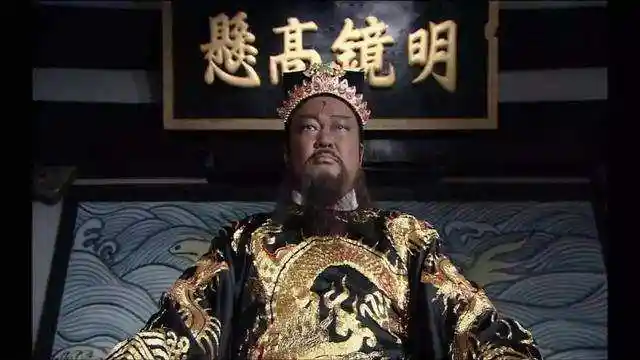 民间传说中,包青天如何能夜游阴曹办案?原来他有这个宝贝(图3) 包拯额头月牙阴间通行证_包公怎么得到游仙枕_包拯青天夜断阴案