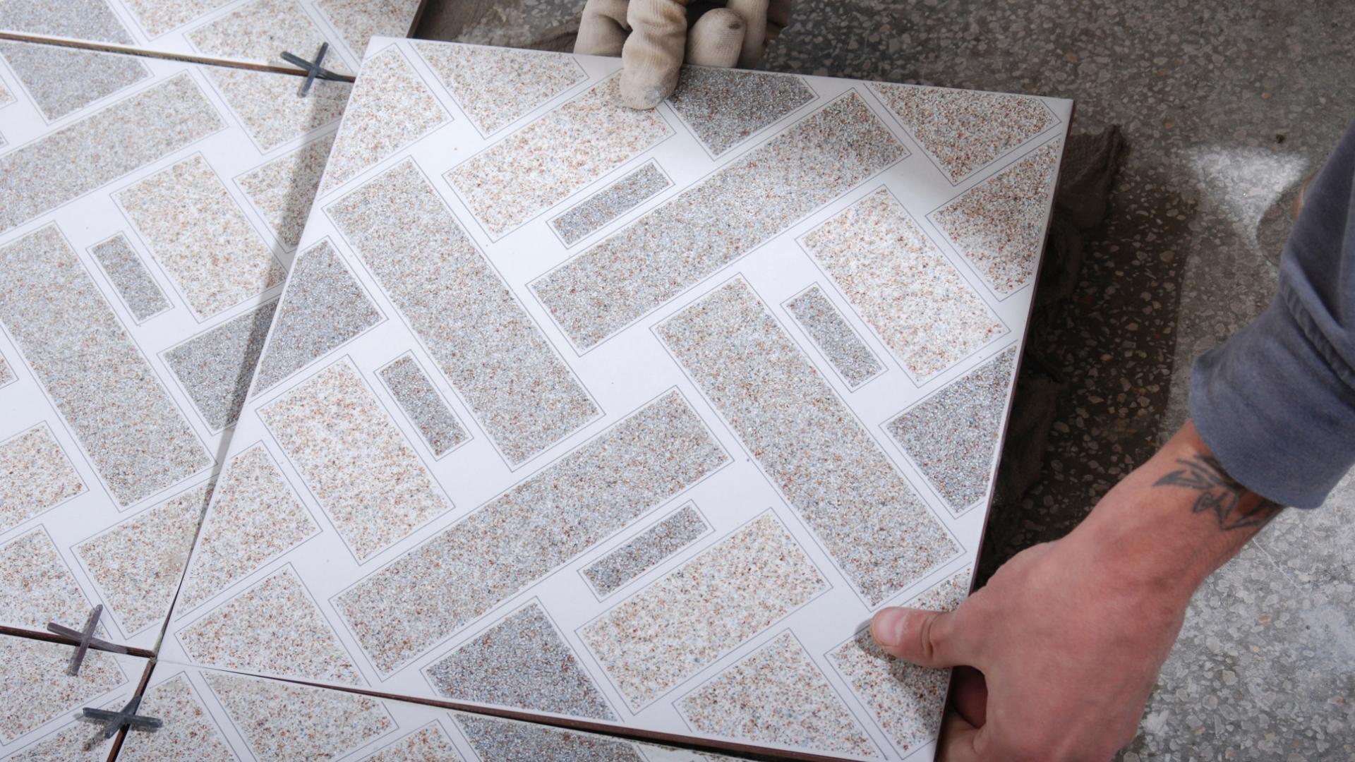 鹅卵石地砖卡头发清理难_卫生间哑光砖水垢问题_卫生间瓷砖用美缝吗