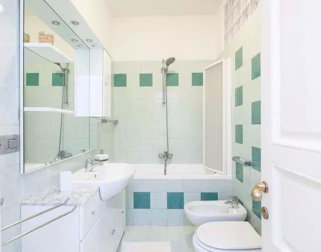 卫生间墩布池装修效果_卫生间装修效果图_小卫生间浴缸设计