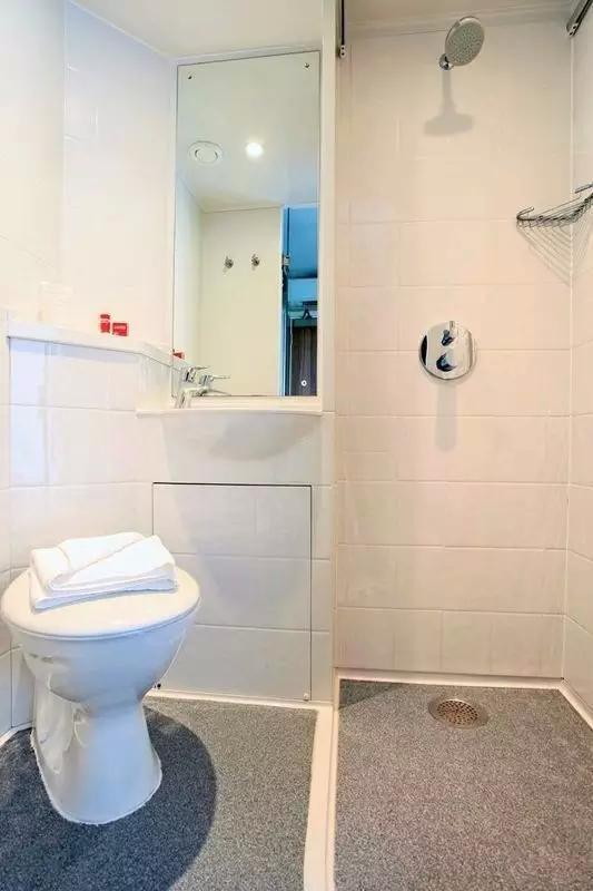 卫生间装修效果图_卫生间墩布池装修效果_小卫生间浴缸设计