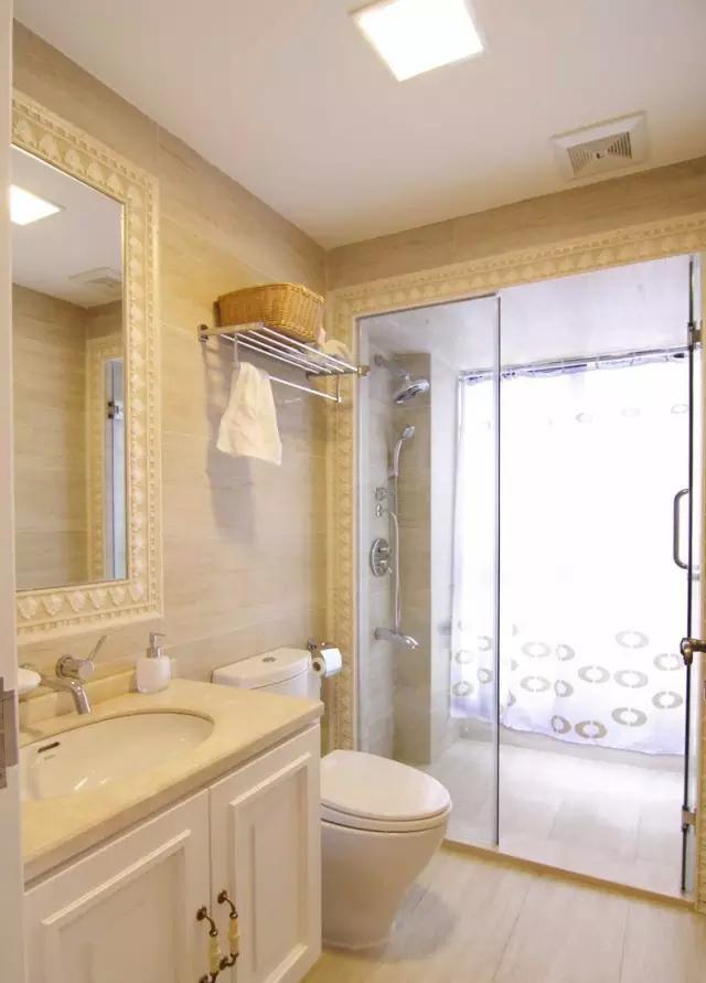 卫生间装修效果图_卫生间墩布池装修效果_小卫生间浴缸设计