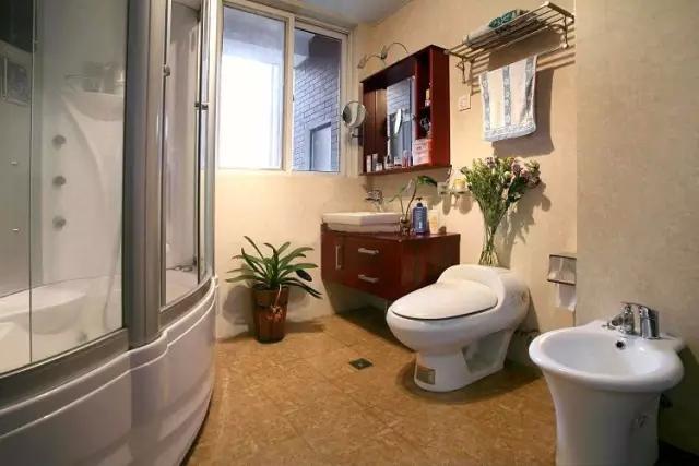 卫生间墩布池装修效果_小卫生间浴缸设计_卫生间装修效果图