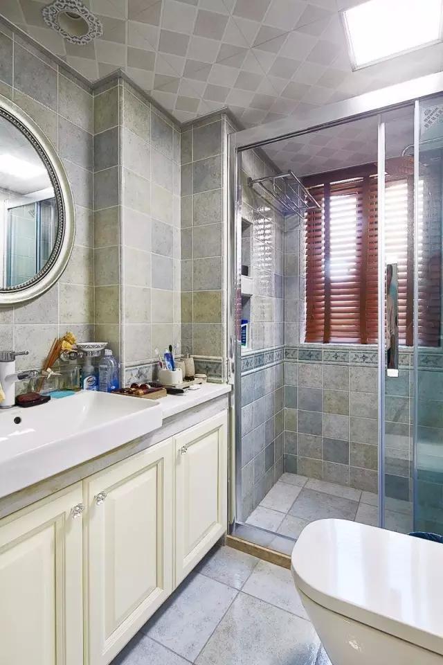 卫生间墩布池装修效果_小卫生间浴缸设计_卫生间装修效果图