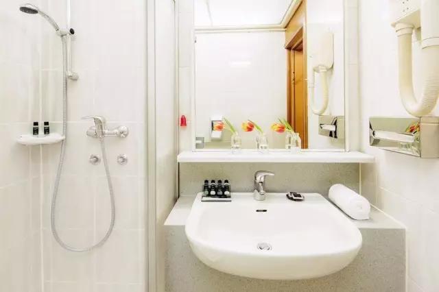 卫生间装修效果图_小卫生间浴缸设计_卫生间墩布池装修效果