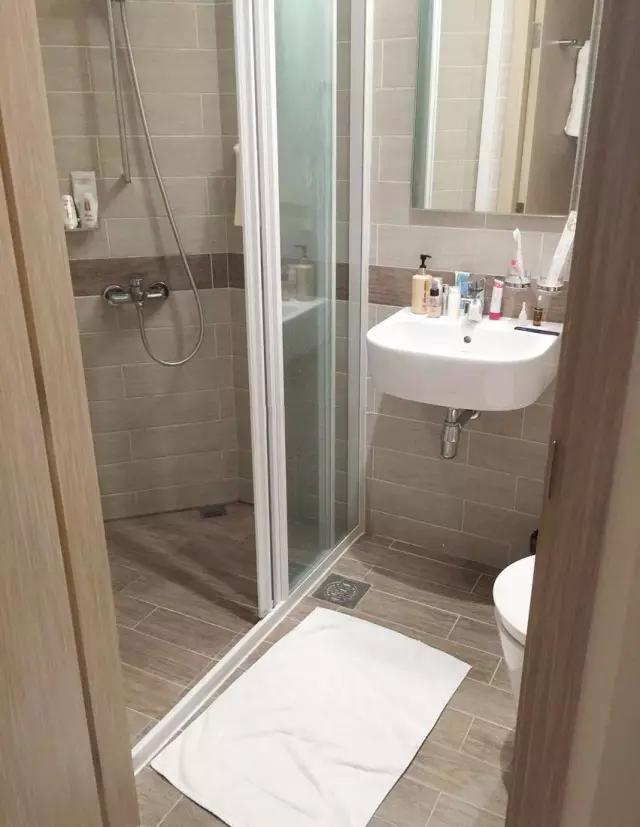 卫生间墩布池装修效果_小卫生间浴缸设计_卫生间装修效果图