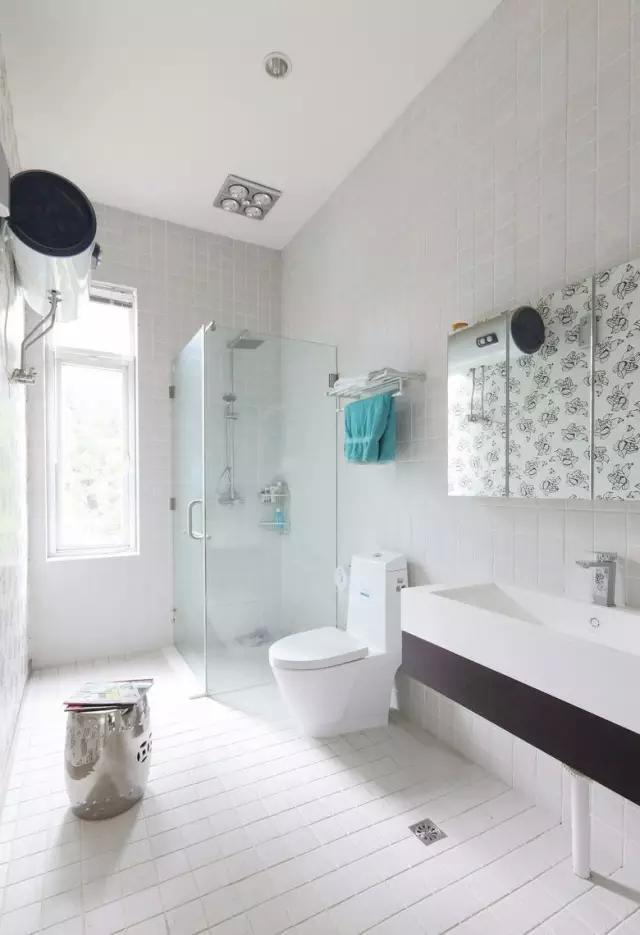 卫生间墩布池装修效果_小卫生间浴缸设计_卫生间装修效果图