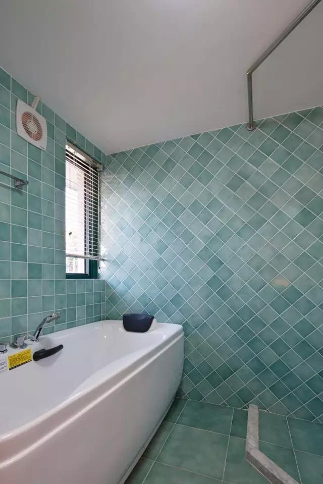 卫生间装修效果图_卫生间墩布池装修效果_小卫生间浴缸设计