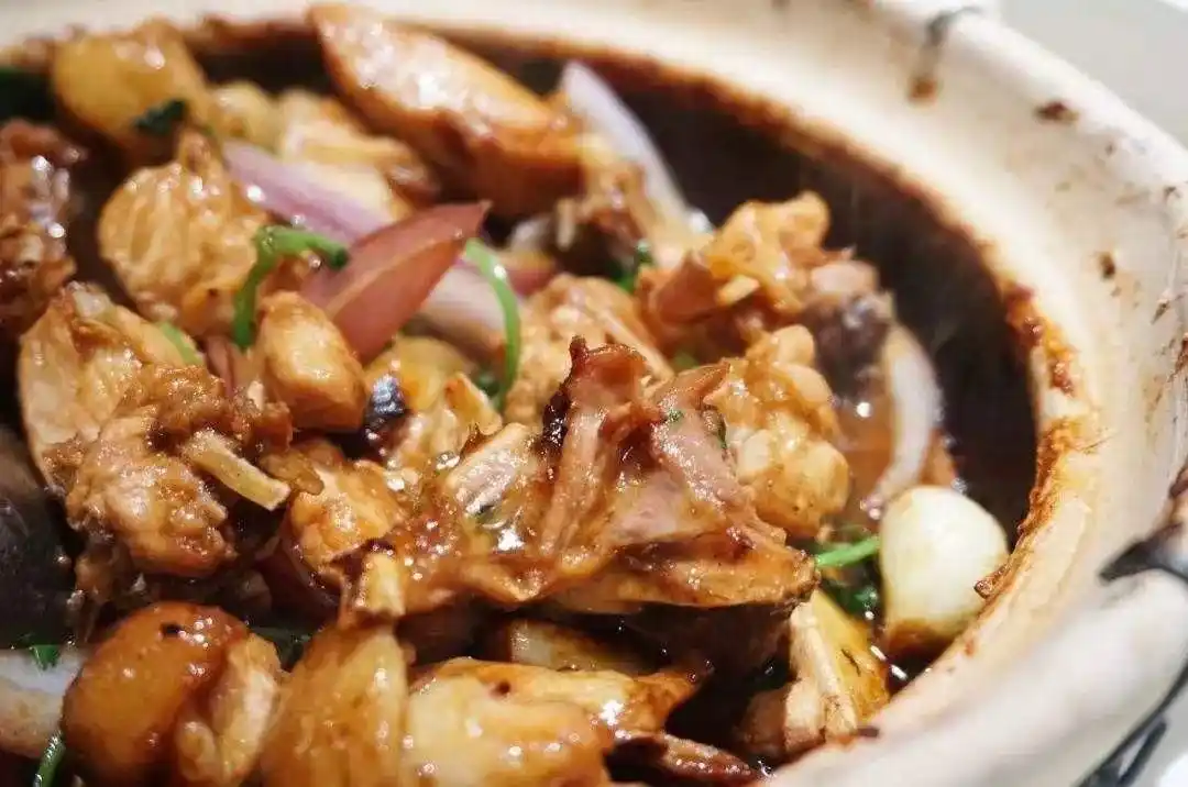 探寻风味之声:广东啫啫煲培训广品餐饮培训解析技艺哲学(图3) 广州粤菜厨师培训班_广东啫啫煲培训_广品餐饮啫啫煲技艺解析