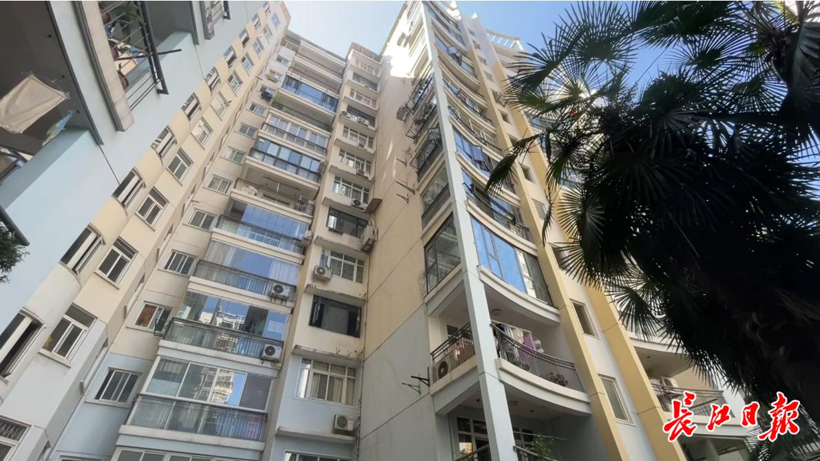 电梯等零件,居民苦爬楼!维修资金申请怎么提速?(图2) 老旧小区电梯维修资金申请流程_电梯曳引轮钢丝绳更换费用_维修资金申请