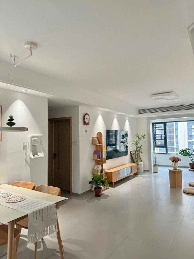 100㎡奶油原木风,简单舒适的小窝(图1) 客厅无主灯射灯设计_100平房子装修设计图_原木奶油风装修攻略