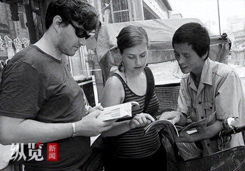 英语说得很溜的三轮车大叔,777次向外国游客介绍开封(图1) 开封英语很溜的三轮车大叔_开封小吃英文介绍_许世杰用英语讲解开封文化