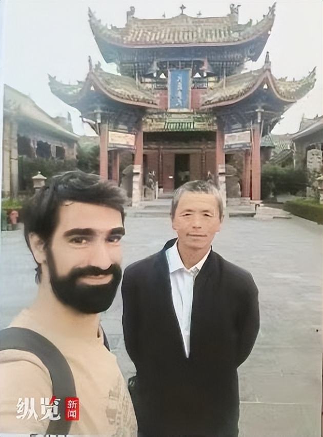 英语说得很溜的三轮车大叔,777次向外国游客介绍开封(图3) 开封小吃英文介绍_许世杰用英语讲解开封文化_开封英语很溜的三轮车大叔