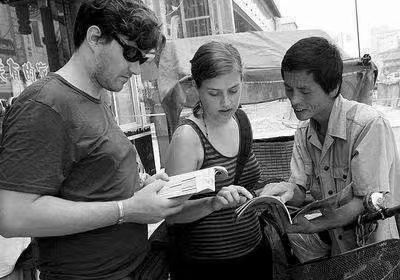 纵览热点|英语说得很溜的三轮车大叔,777次向外国游客介绍开封(图1) 许世杰用英语讲解开封文化_开封英语很溜的三轮车大叔_开封小吃英文介绍