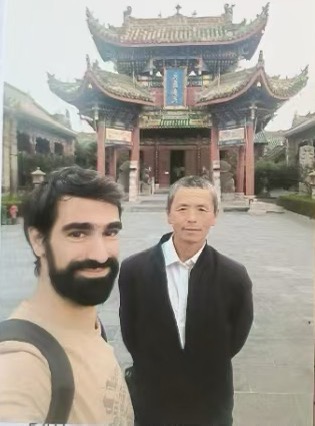 纵览热点|英语说得很溜的三轮车大叔,777次向外国游客介绍开封(图3) 许世杰用英语讲解开封文化_开封英语很溜的三轮车大叔_开封小吃英文介绍